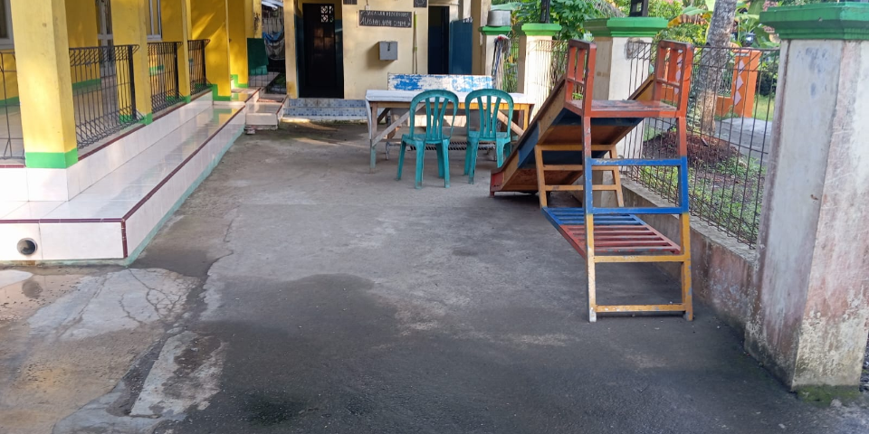 Perencanaan pemasangan keramik lantai samping  mesjid